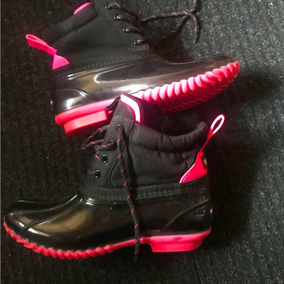 Tommy Hilfiger duck style boot size 8 worn just a couple times - Picture 1 of 1